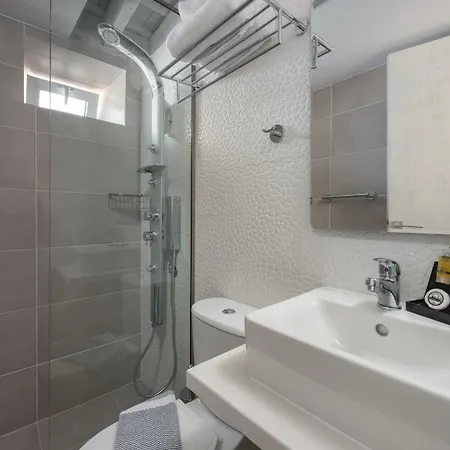 林都斯希特林公寓 *